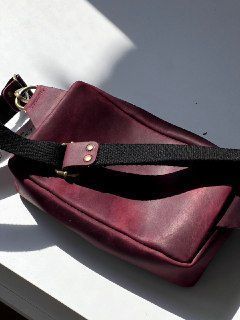 Бананка прямокутна з натуральної шкіри марсалова 811\140 &mdash; Lucky Store