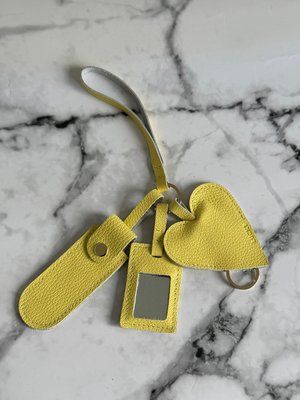 Брелок " Завжди під рукою " з натуральної шкіри жовта 232\47001 &mdash; Lucky Store